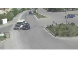 Trafik kazaları, MOBESE kameralarına anbean yansıdı