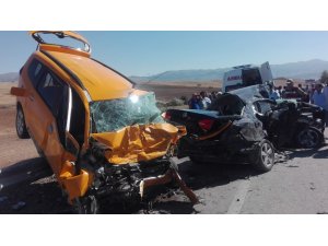 Otomobil ile ticari taksi çarpıştı: 3 ölü