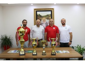 Sporcular kazandıkları kupaları kulüp başkanına hediye ettiler