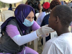 TİKA'nın gönüllü elçilerinden Kenyalı çocuklara sağlık taraması