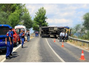 Virajı alamayan kamyonun şoförü öldü
