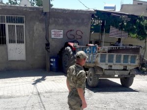 Traktör kahvehaneye daldı