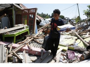 Endonezya'daki depremler 483 can aldı