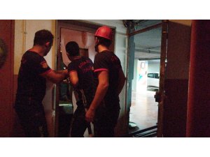 Düşen asansörde mahsur kalan 3 kişiyi itfaiye kurtardı