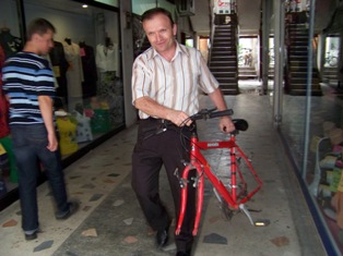 Kilitsiz bisikletin tekerlekleri çalındı