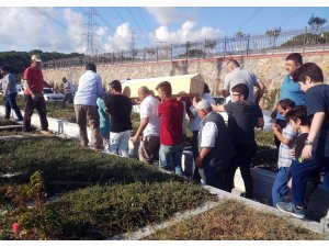 Hava almak için çıktığı sokakta kurşunların hedefi olan kadın son yolculuğuna uğurlandı