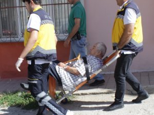 Yaşlı adam eşini bıçakladı