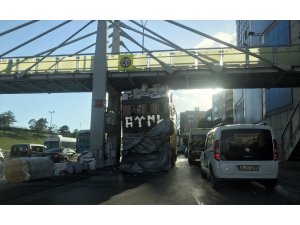 Sefaköy’de aşırı yüklü kamyon üst geçide sıkıştı