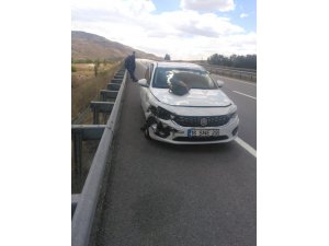 Otomobil bariyerlere çarptı: 3 yaralı
