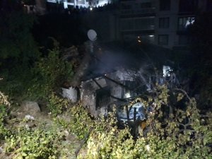 Yanan gecekonduda mahsur kalan köpekler son anda kurtarıldı
