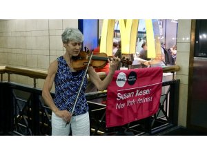 New York metrosuna müzikleriyle renk katıyorlar