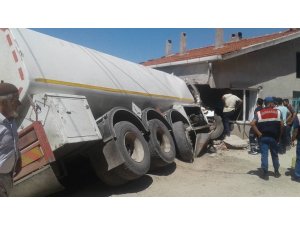 Büyükorhan’da tanker eve daldı