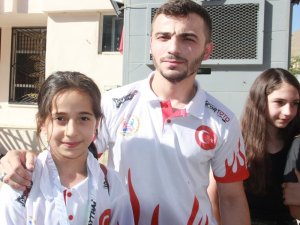 Dünya üçüncüsü Hakkarili sporcu yurda döndü