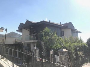 Orman yangını villara sıçradı