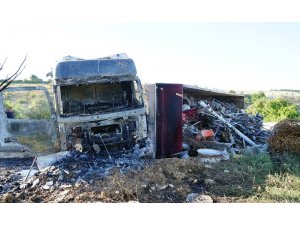 Kastamonu’da hurda yüklü kaza yapan tır alev aldı