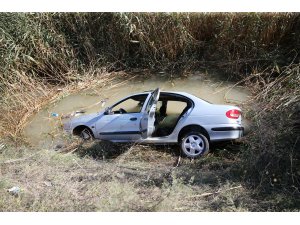 GÜNCELLEME - Adana'da otomobil dereye devrildi: 3 ölü, 1 yaralı