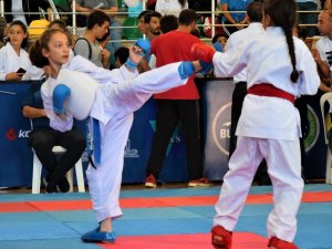 Usta karatecilerden heyecanlı turnuva