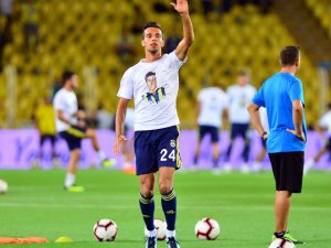 Fenerbahçe ısınmaya pankart ve Lefter tişörtüyle çıktı