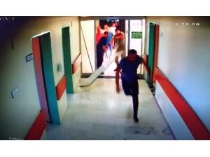 Yoğun bakım kapsını kırıp doktora saldırdılar