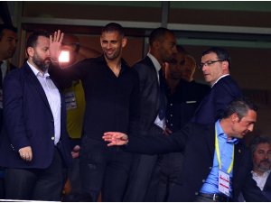 Islam Slimani, sarı-lacivertli tribünlerde