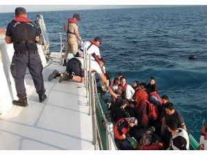 Bindikleri lastik botun motoru arıza yapan 37 kaçak göçmeni sahil güvenlik kurtardı