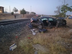 Trenin çarptığı otomobilden atlayarak kurtuldu