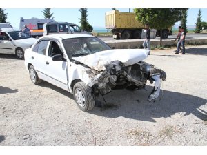 Otomobil kamyona çarptı: 2 yaralı