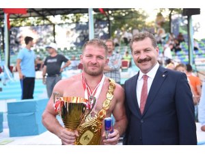 Kurtdereli Güreşlerinde şampiyon İsmail Balaban