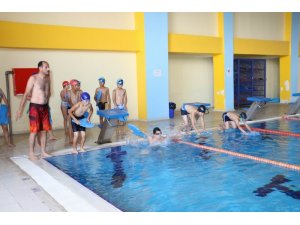 Erzincan’da yüzme kursuna ilgi büyük