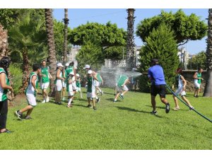 Kepez’de çocuklar eğlenerek tenis öğreniyor