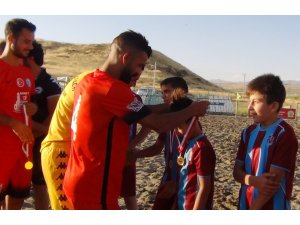 Erciş Belediyespor Plaj Futbol Takımı madalyalarını miniklere armağan etti