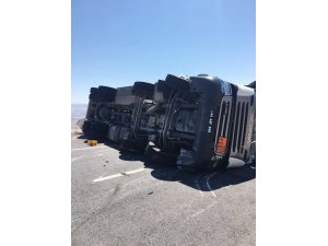 Nurdağı’nda mazot yüklü tanker yan yattı