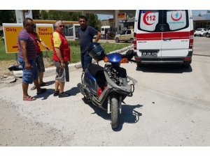 Motosikletle kamyonet çarpıştı; 2 yaralı