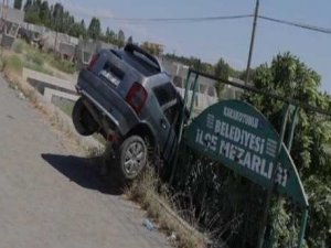 Otomobil mezarlığa uçtu: 1 yaralı
