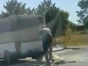 Araca bağlanan köpeği gören vatandaş çileden çıktı: "Allah vicdan, merhamet versin"