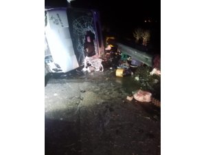 Aydın-İzmir otobanında kaza, aynı yöne giden iki araç çarpıştı 4 yaralı