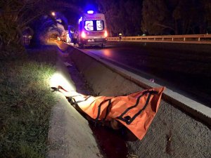 Motosiklet refüje çarptı: 1 ölü, 1 yaralı