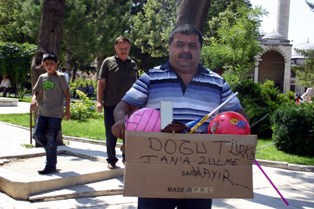 Öğretmen Çin mallarını parçaladı