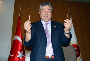 Selvi, kürsüde Çin malı kalem kırdı