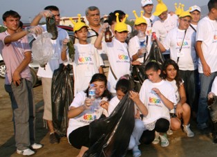 Konyalı öğrenciler Fethiye’yi temizlediler