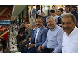 Taraftar istedi başkan verdi