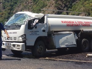 Karabük’te yakıt dolu tanker takla attı, litrelerce yakıt yola döküldü