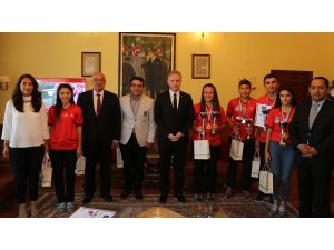 Vali Gül, model uçak pilotlarını kutladı