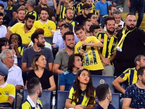 Melih Mahmutoğlu tribünde