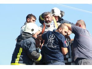 Elektrik işçisi akıma kapıldığı direkte mahsur kaldı