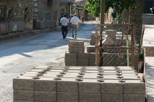 Mahallenin yolunu yap, ismini caddeye verelim