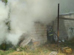 Kış için biriktirdiği 3 ton odunu yandı