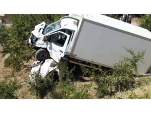 Kamyonet otomobilin üzerine çıktı: 4 ağır yaralı