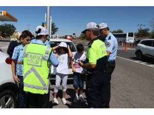 Kırmızı düdüklü çocuk polisler iş başında
