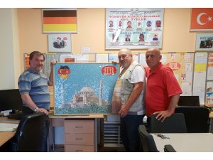 İtalyan usta Almanya'daki cami için fayanstan tablo yaptı